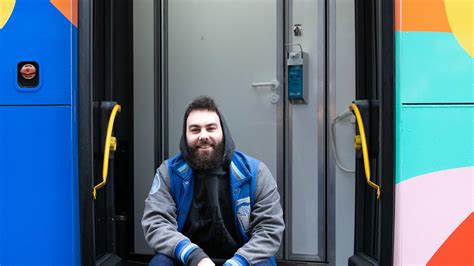 Rollendes Badezimmer Ein Straßenjunge Hilft Obdachlosen Mit Dem