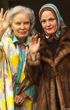 Grey gardens works on many levels with countless ideas and themes, not to mention some zinger lines, which have cemented grey gardens was directed by albert and david maysles, ellen hovde and muffie meyer and follows the day to day lives of edith. HBO's 'Grey Gardens' - Little Edie and Big Edie | Gray ...