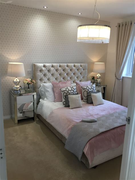 30 Glamorous Pink And Gold Bedroom Decoomo