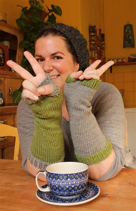 Bunte Armstulpen Mit Daumen Stricken Anleitung Schoenstrickende Knitting Gloves Pattern