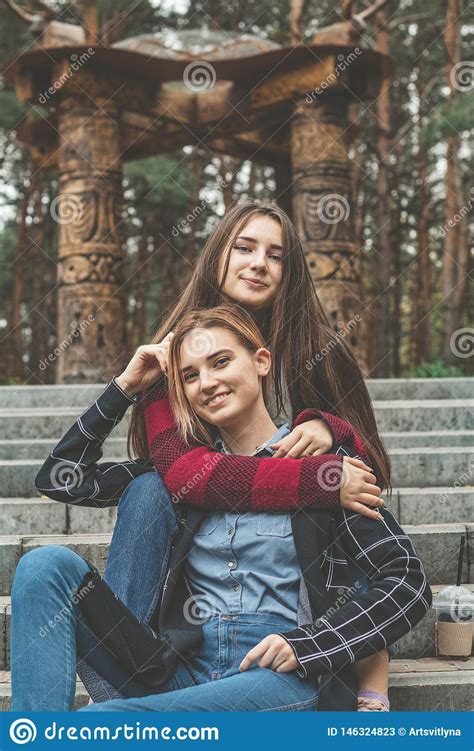 Dos Mujeres Jovenes Hermosas Lindas Que Se Relajan En Parque Imagen De