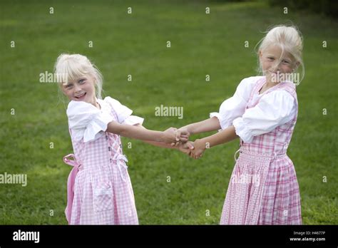 Meadow Niña Dos Dirndls Ver La Cámara Reproducir Gente Niños Hermanas Hermanos Rubio