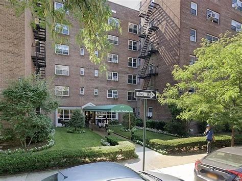7502 Austin St Forest Hills Ny 11375 Apartments For Rent Zillow