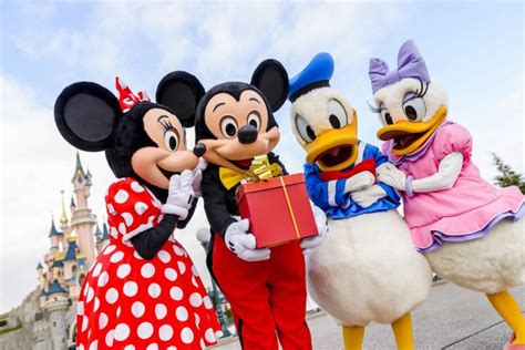 Disney To Celebrate Mickey Mouses 90th Anniversary At Every Theme Park