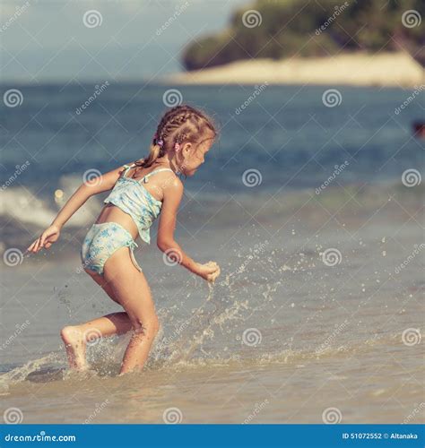 Bambina Che Gioca Sulla Spiaggia Fotografia Stock Immagine Di Avendo Gioco