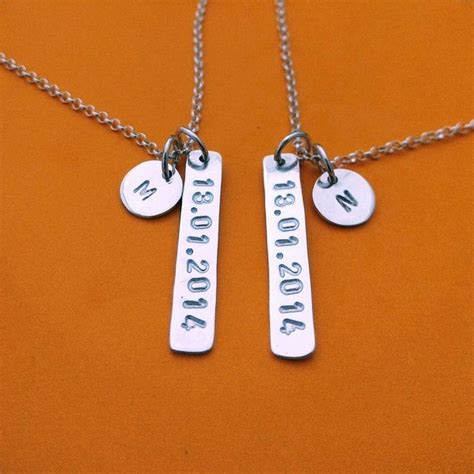 Diseño love token (símbolo de amor) dije anillos. cadenas chapitas para compartir fechas iniciales pareja ...