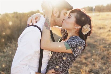 Smooch Kiss Couple Hug Lovers Sunset Emotions Nineimages