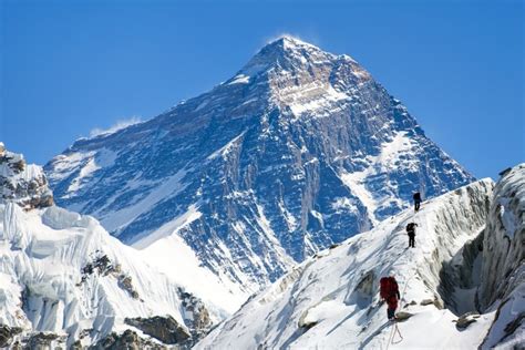 Mount Everest Is 2 Feet Taller China And Nepal Announce World News