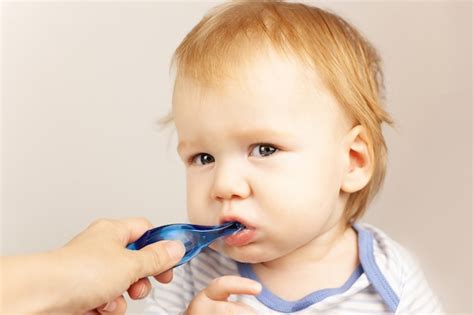 Mamá Le Cepilla Los Dientes A Su Bebé Cuidado De La Cavidad Bucal