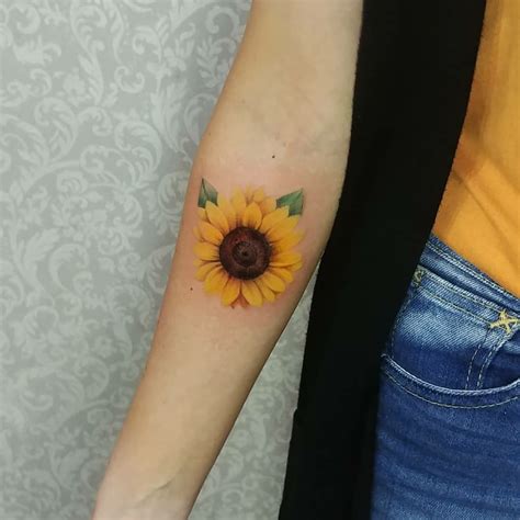 tatuagem de girassol no braço daisy tattoo flower tattoo sleeve sleeve tattoos colorful