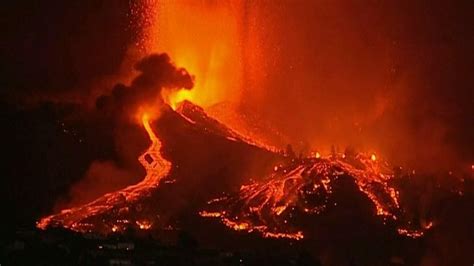 La Palma Volcano Eruption Unstoppable Rivers Of Lava Spew From Crater