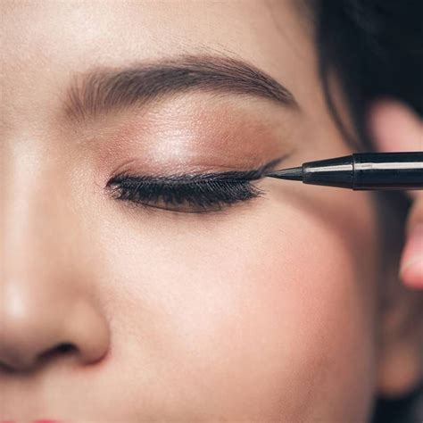 The Best Winged Eyeliner Hacks According To Our Editors