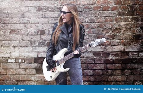 beau balancier de jeune fille avec la guitare électrique un musicia de roche photo stock image
