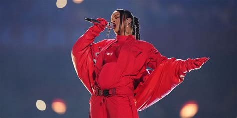 Rihanna Zeigt Sich Mit Babybauch Bei Super Bowl