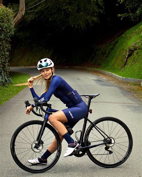 pin by sergunya on fietsende meisjes in 2020 cycling women cycling girls female cyclist