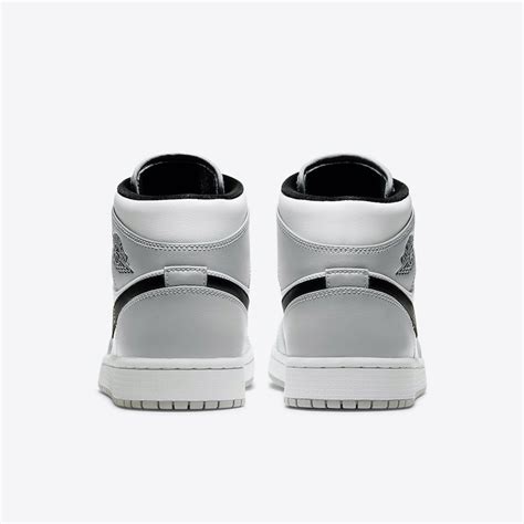 All year long, the jumpman team has made sure that the air jordan 1 mid stays as one of their most prolific silhouettes on the market by consistently dropping and uncovering a barrage of new colorways. Nike Air Jordan 1 Mid | The Sneaker House | Jordan Chính ...