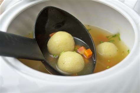 Suppe mit Mehlknödel