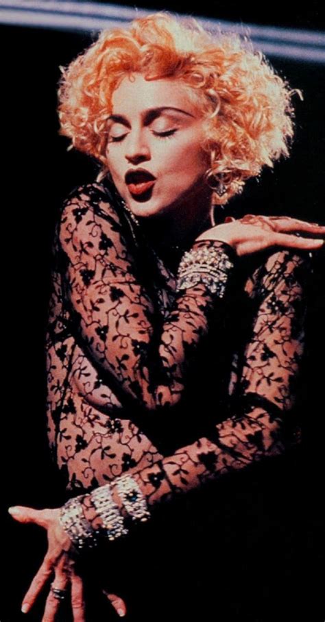 Madonna Vogue 1990 Com Imagens Madonna Cantores Norte Americano