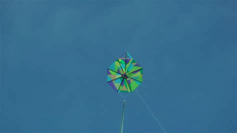 Flying A Bermuda Kite Hummer Youtube