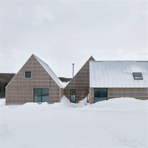 Pelletier de Fontenay draws on local barns for Hatley House in Canada ...