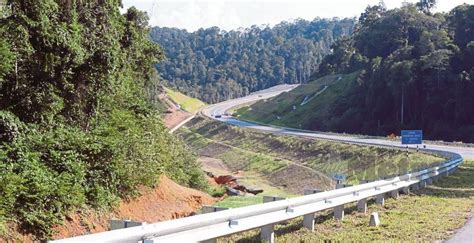 Menaiktaraf jalan dari kampung toupos ke kampung nabutan. Kaedah pelaksanaan Lebuhraya Pan Borneo dikaji semula ...