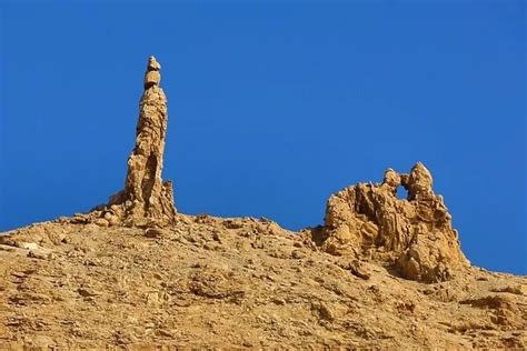 Lots Wife Pillar Of Salt Rock Formation Beside The Dead