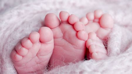 Twin Nurses Help Woman Deliver Identical Twin Babies In Hospital