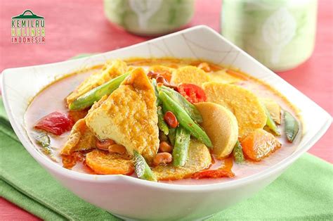 Sayur lodeh menjadi kreasi makanan bersantan yang patut dicoba di rumah. Resep #KemilauKulinerIndonesia: Resep Sayur Godog Rebung Tahu, Hidangan Berkuah Santan Dengan ...