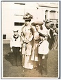 United Kingdom, Queen Mary of Teck with her children Vintage . Tirage ...