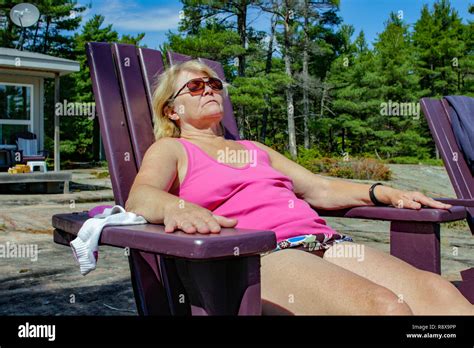 Reife Frau Entspannen Im Strandkorb An Der H Tte Jahre Stockfotografie Alamy