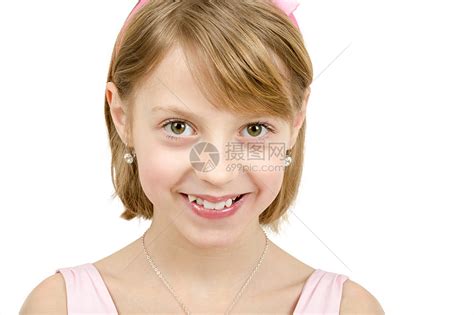 年轻美丽女孩的演播室肖像金发耳环学校微笑工作室青少年眼睛女性孩子童年高清图片下载 正版图片 摄图网