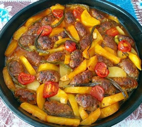Fırında pişen salça soslu tüm yemeklerde mümkünse 2 domates rendeleyin sosa. Fırında Köfte Patates (Izmir Köfte) - Lezzetli Sunumlar