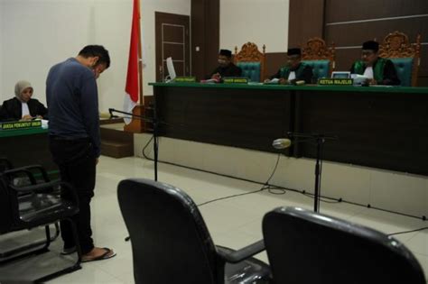indonesian men sentenced to caning for gay sex