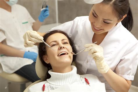 Conceito Do Stomatology Dentista Com Espelho Que Verifica A Menina