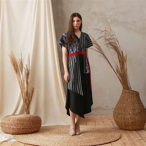 Anda dapat memilih dress batik yang dikombinasikan dengan motif garis vertikal dan motif diagonal. √ 45+ Model Dress Batik Modern Kombinasi Elegan Terbaru 2020