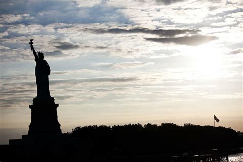 Silueta Estatua Libertad Blanco Nubes Dorado Hora Nueva York