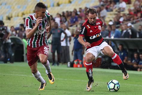 Escalação, fotos, vídeos e lances da partida. Flamengo x Fluminense: Acompanhe o placar do clássico AO VIVO