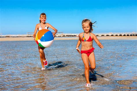 Jonge Meisjes Wel Of Niet In Bikini Laten We Hier Eens Over Discussiëren