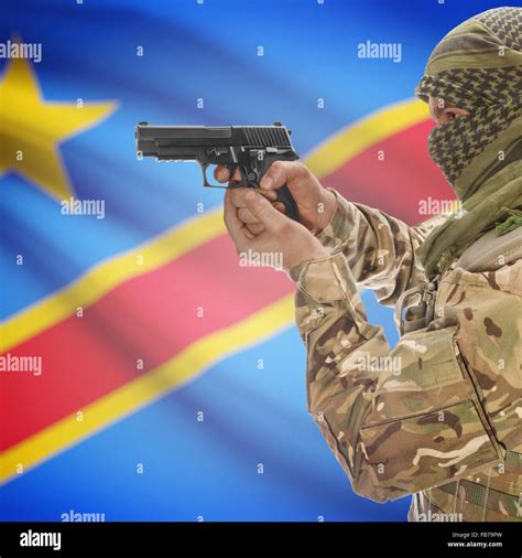 El Hombre Con La Pistola En La Mano Y La Bandera Nacional En Series De Antecedentes Congo