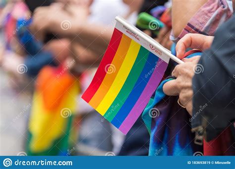 Schwulenparadezuschauer Der Kleine Homosexuelle Regenbogenflagge Während Der Toronto