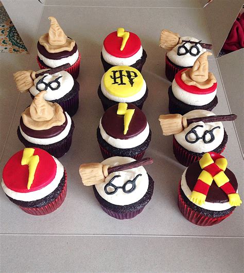 i made harry potter themed cupcakes for a birthday party first time making using fondant