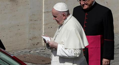 El Papa Francisco Se Mostró Por Primera Vez Con Barbijo En Público