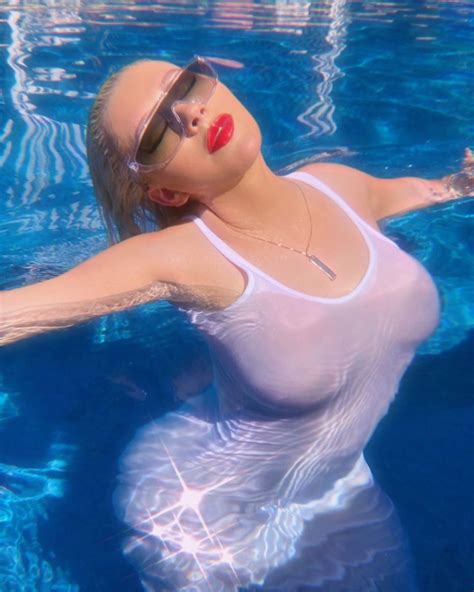 Christina Aguilera S Big Tits In Deep Cleavage Collection Pics Videos The Fappening