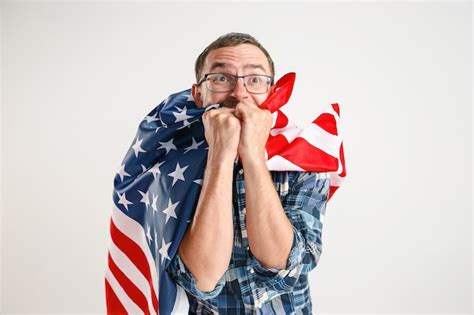 Młody Człowiek Z Flagą Stanów Zjednoczonych Ameryki Darmowe Zdjęcie