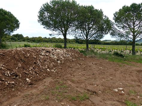 Photo Butte De Terre Poussée Par Les Vignerons