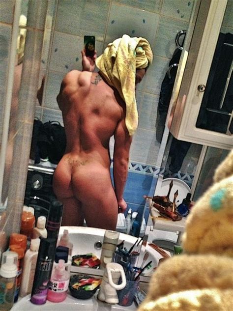 裸の女性のボディービルダー 女性の写真