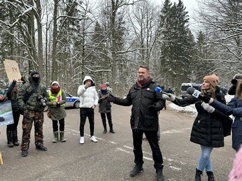 Hajnówka Aktywiści i rolnicy protestowali pod bazą wojskową z powodu