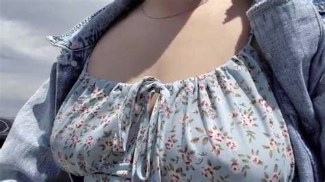 love a good boob bounce in a sundress scrolller