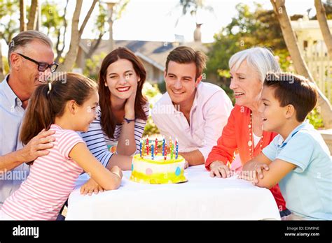 Familia Multi Generation Celebrando Un Cumpleaños En El Jardín