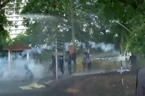 Police Use Tear Gas And Water Cannons To Disperse Iusf Protesters